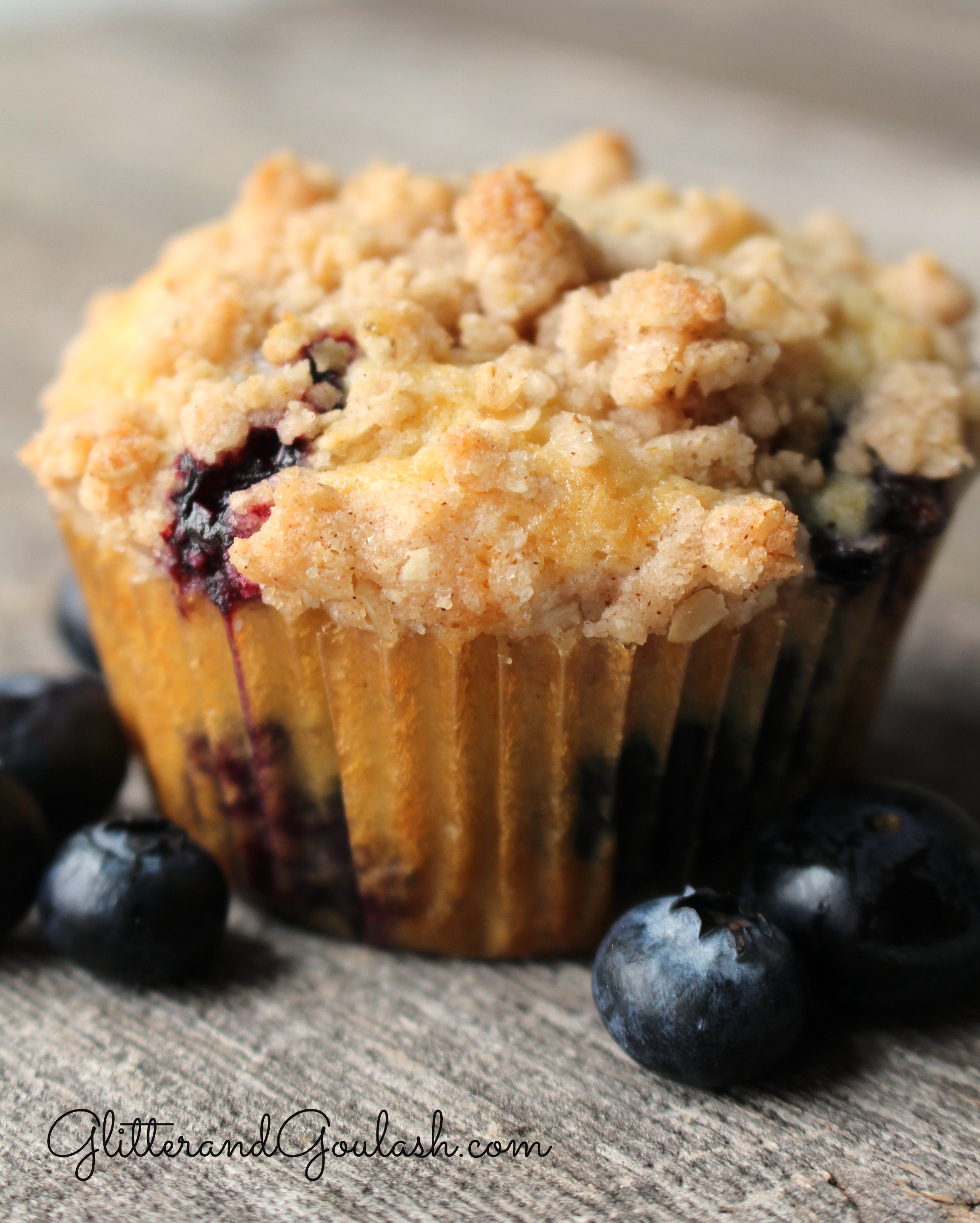 relæ Klage helbrede Streusel Topped Blueberry Muffin Recipe - Glitter and Goulash